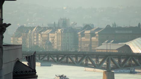 Brücken--Und-Autopanorama-In-Budapest-Mit-Verkehr-über-Der-Brücke