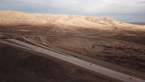 Una-Cacerola-Sobre-Una-Autopista-Abierta-De-Colorado-Al-Atardecer