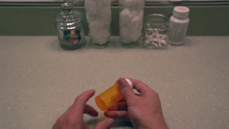 Mann-öffnet-Eine-Tablettenflasche-Und-Nimmt-Opioid-An-Seinem-Badezimmerwaschtisch-1