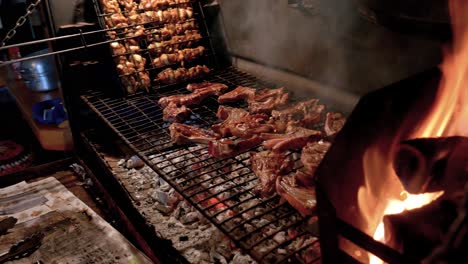 Südafrikanisches-Barbecue-Mit-Lammkoteletts-Und-Spießen-über-Einem-Offenen-Holzfeuer-Mit-Kohlen