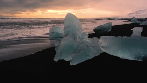 Playa-De-Diamantes-En-El-Sur-De-Islandia-Filmada-Con-Diferentes-ángulos-Y-Movimientos-Cinematográficos-En-4k