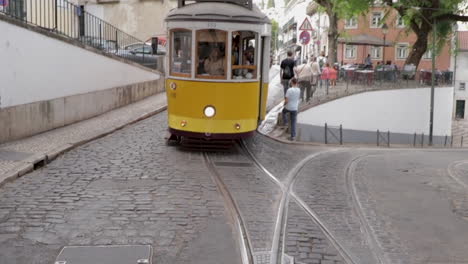 Tranvía-Eléctrico-Cruzando-Las-Calles-De-Lisboa-Toma-De-Seguimiento-Frontal