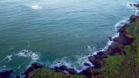 Steigende-Luftaufnahme-Von-Wellen,-Die-An-Strandklippen-An-Der-Kalifornischen-Küste-Krachen