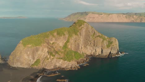 Luftaufnahme-Einer-Atemberaubenden-Felsformation-Am-Strand-Und-Dem-Blauen-Meer-In-Neuseeland