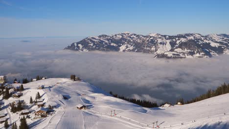 Zona-De-Esquí-En-Los-Alpes-Suizos-Con-Gente-Y-Telesillas-En-La-Zona-De-Esquí-De-Invierno-De-Beckenried