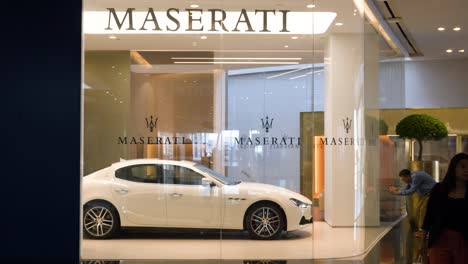 Coche-De-Lujo-Maserati-En-La-Sala-De-Exposición-En-El-Centro-Comercial-Icon-Siam
