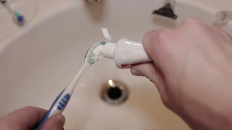 Zahnpasta-Wird-Auf-Eine-Zahnbürste-Aufgetragen