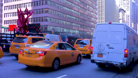 View-of-New-York-City-Cars-Traffic-Rush-Hour-Congestion-and-skycrapers,-buildings