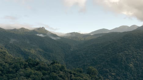 Vista-Aérea-De-Drones-Del-Valle-De-Las-Montañas-Verdes-De-Verano-En-Un-Bosque-Tropical-Amazónico-En-Brasil