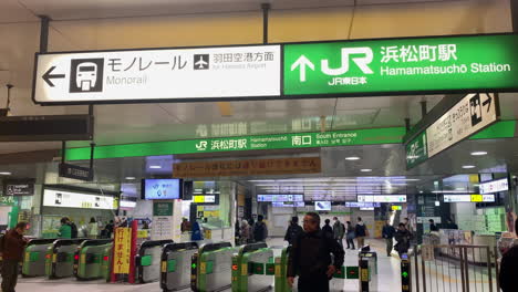 People-pass-the-South-gate-inside-Hamamatsucho-Station