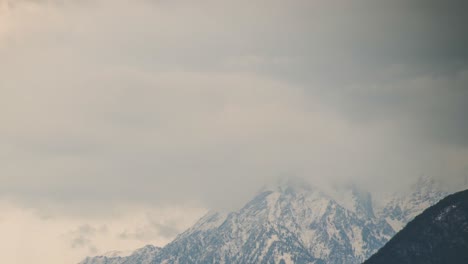 Zeitraffer-Eines-Großen-Schneebedeckten-Alpenberges-Mit-Sich-Bewegenden-Wolken