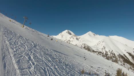 Pista-De-Esquí-Con-Remonte-Y-Montaña-Al-Fondo-En-Un-Día-Soleado