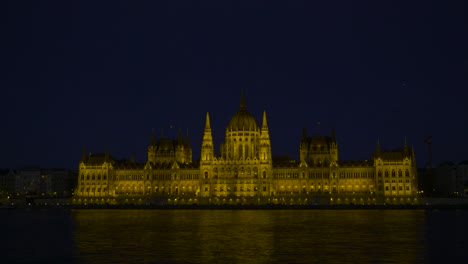 Budapest-Parliament,-night-time-shot-filmed-from-Batthyány-tér-Buda-side