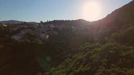 Luftbild:-Ein-Kleines-Dorf-In-Den-Bergen-Von-Samos,-Griechenland
