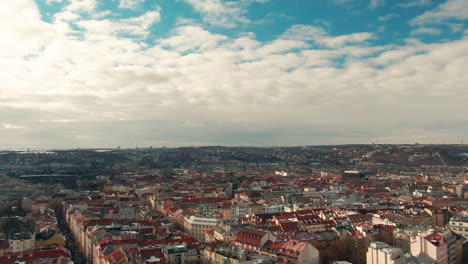 Praga-Vuelo-Sobre-Casas-Cielo-Azul-Y-Nubes-Drone