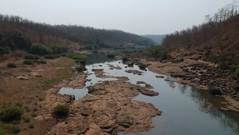 über-Den-Fluss-Fliegen-|-Wasserressource-|-Wasserstrahl-|-Trinkwasser-|-Fluss-Im-Dschungel-|-Ländliches-Indien