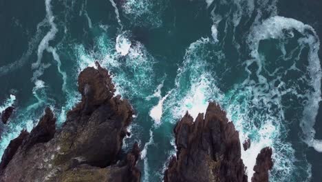 Meereswellen-Krachen-Gegen-Dunkle-Felsen-Und-Herumfliegende-Möwen