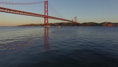 Antenne:-Brücke-Des-25.-April-In-Lissabon