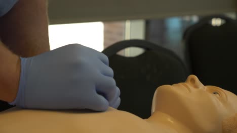 Medical-technician-practices-medical-treatment-on-a-human-mannequin