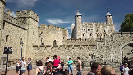 Eine-Ansicht-In-Der-Nähe-Eines-Der-Eingänge-Zum-Tower-Of-London,-Die-Touristen-An-Einem-Sonnigen-Tag-Zeigt