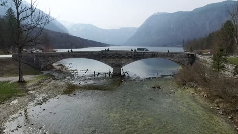 Vista-De-Drones-Del-Puente-Desde-El-Lago-Bohinj,-Eslovenia