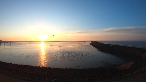 Luftaufnahmen-Von-Drohnen-Aus-Der-Vogelperspektive-Beim-Sonnenaufgang-Am-Meer,-Von-Rechts-Nach-Links