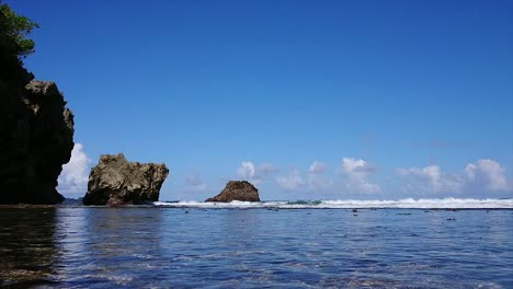 Tuyo-Ka-Bato-Significa-Tres-Rocas-Que-En-Realidad-Son-Arrecifes-De-Coral-De-Gran-Tamaño-Que-Se-Convirtieron-En-Tres-Islas-En-Las-Que-Se-Puede-Caminar-Cuando-Hay-Marea-Baja