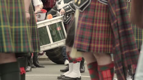 Banda-Escocesa-Tocando-Música-En-Festival-Callejero
