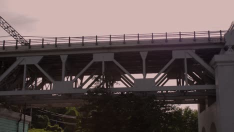 El-Puente-Del-Tren-Pasa-Sobre-El-Río-Cuyahoga-En-Un-Día-Soleado-Azul.