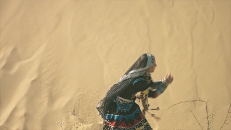 Zigeunerin-Tanzt-Und-Klatscht-In-Die-Hände-In-Der-Wüste