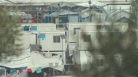 Im-Flüchtlingslager-Moria-Stapeln-Sich-Isoboxen-Und-Zelte,-Beengte-Wohnverhältnisse