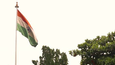Zeitlupenvideo-Der-Schwenkenden-Indischen-Flagge-Am-Weißen-Himmel