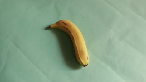 Los-Plátanos-Giran-En-Un-Círculo-Aislado-Sobre-Fondo-Verde