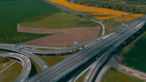 Vista-Aérea-De-La-Intersección-Fuera-De-Praga-Con-Viaductos-E-Intersecciones-Con-Tráfico-De-Verano