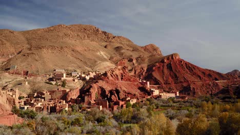 Schwenkaufnahme-Der-Stadt-Und-Der-Schluchten-Der-Dades-Schluchten-In-Marokko