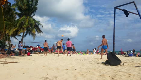 Jugando-Futbol-En-La-Playa-En-Mexico
