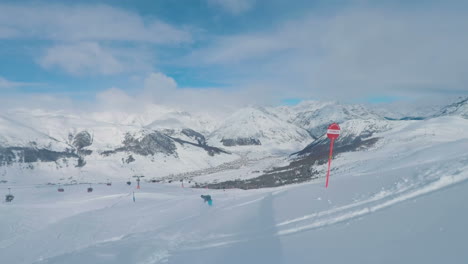 Tiefschneefahren,-Skifahren-Und-Snowboarden-In-Livigno,-Italienische-Alpen