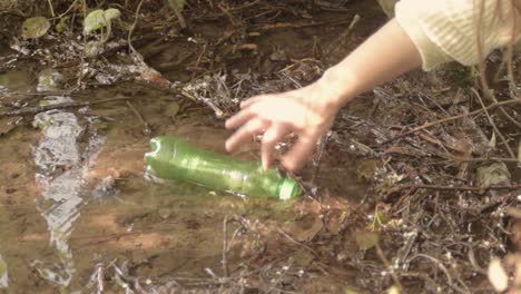 Naturschutz-Bekommt-Eine-Plastikflasche,-Die-Den-Ländlichen-Bach-Verschmutzt