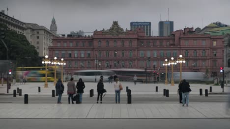 TIMELAPSE-Tourists-walking-and-traffic-driving-in-front-of-famous-Casa-Rosada-building