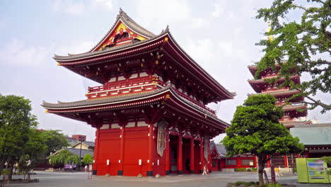 Tokio,-Japan-–-Ca.-Alter-Buddhistischer-Sensoji-Tempel-Aus-Dem-7.-Jahrhundert,-Wahrzeichen-Von-Tokio,-Japan