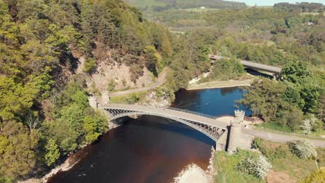Drohnenaufnahme-Der-Craigellachie-Brücke-über-Den-Fluss-Spey-In-Schottland