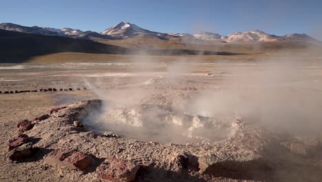 Géiseres-El-Tatio-Hirviendo-Al-Amanecer-En-El-Desierto-De-Atacama-En-Chile,-Sudamérica