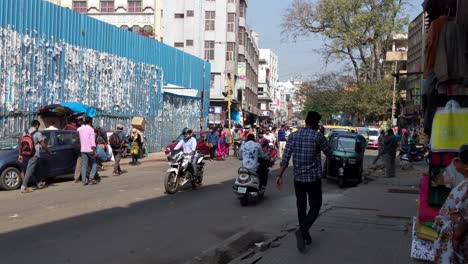 Busy-street-of-bangalore-near-majestic