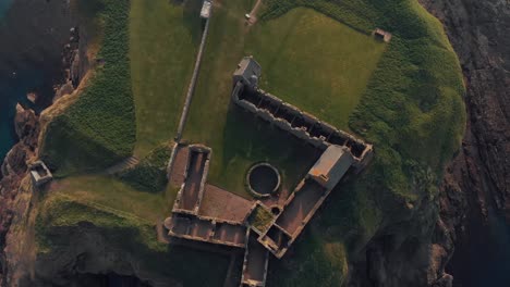 Mittelalterliche-Festung-Dunnottar-Castle-Im-Sonnenuntergang,-Zerstörte-Mittelalterliche-Festung-Auf-Einer-Klippe-Aus-Dem-14.-Jahrhundert