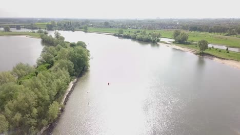 Luftaufnahme-Des-Großen-Sees-Oder-Kanals-In-Holland-An-Einem-Sonnigen-Tag