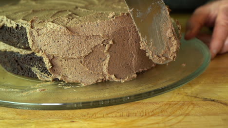 Clip-In-Zeitlupe-Zum-Glasieren-Eines-Köstlichen-Schokoladenkuchens-Mit-Zwei-Schichten