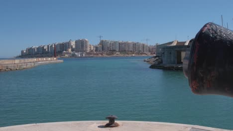 Kanonenmündung-Als-Vordergrund-Mit-Den-Gebäuden-In-Der-Tower-Road-Als-Hintergrund-In-Malta