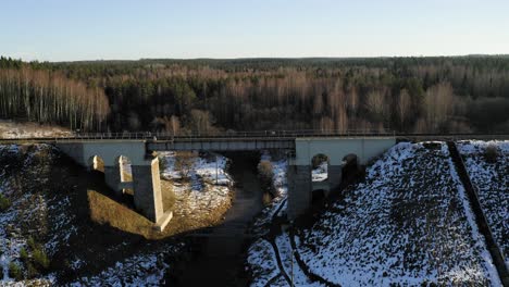 Im-Winter-In-Der-Nähe-Der-Größten-Eisenbahnbrücke-Im-Baltikum-Fliegen