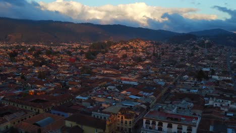 Aerial-drone-shot-of-the-town-of-San-Cristobal-de-las-Casas,-Chiapas