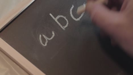 ABC-Auf-Eine-Tafel-Schreiben